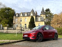 Le Tesla Model Y Performance restylé laisse toujours tout le monde sur place… et alors ?