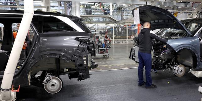 Stellantis sacrifie 22 milliards d’euros pour en finir avec le tout-électrique