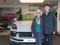À plus de 90 ans, ce couple fan de Porsche craque pour un Macan
