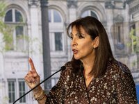 Anne Hidalgo s’en prend encore à l’automobile puis repart en gros SUV avec chauffeur