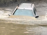 Cette Peugeot 405 break refuse de se noyer grâce à son snorkel