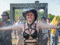 Festivals, salons, concentrations : le mythe du vanlifer « loup solitaire » part en fumée