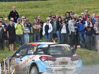 Il se fracasse dans le décor dès le premier virage mais finit par gagner le rallye !