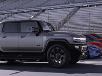 Même pour humilier des supercars, le Hummer EV est parfaitement fonctionnel