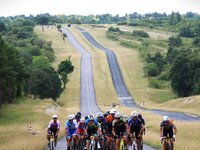 Non, les cyclistes n&rsquo;ont pas le droit de rouler à plus de deux côte-à-côte sur la route