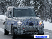 Nouvelles images du futur Mercedes « Mini G » qui participe à des essais hivernaux. Il sera disponible en versions électrique et thermique.