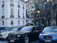 Quelqu’un a oublié ses voitures de luxe dans Paris depuis beaucoup trop longtemps