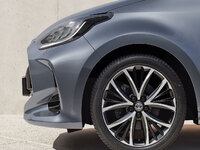 Toyota voit double avec la future Yaris. La marque japonaise va la proposer en version hybride mais aussi en version 100 % électrique !