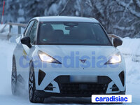 On voit enfin une version décamouflée de la Cupra Raval qui sera dévoilée dans quelques semaines avant sa commercialisation cet été