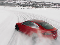 Peut-on vraiment prendre du plaisir en électrique ? Nous avons tenté l’expérience sur un lac gelé au volant d’une Tesla
