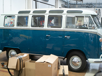 Plongée dans l’antre secret de Volkswagen ou l’on peut offrir une cure de jouvence à son Combi moyennant 100 000 euros