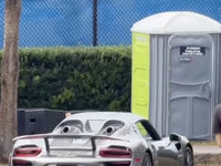 Un orage met sous les eaux des supercars au Moda Miami